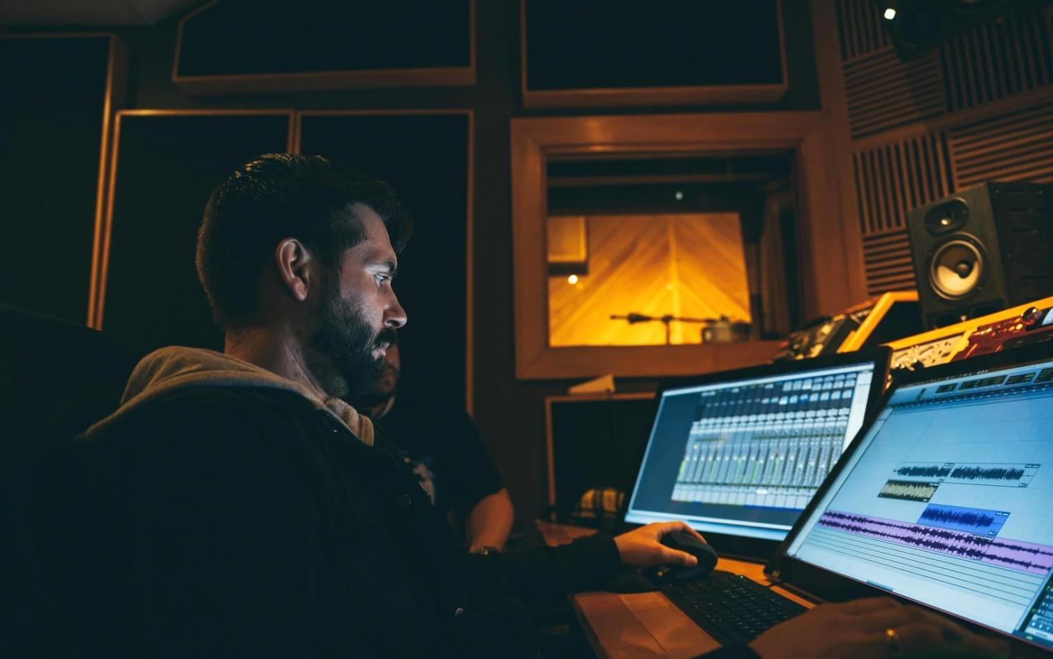 Studierende beim praktischen Mobile Game Testing mit verschiedenen Geräten